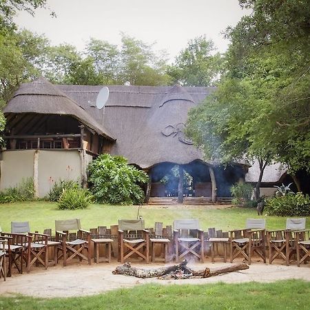 Ivory Lodge Dete Buitenkant foto