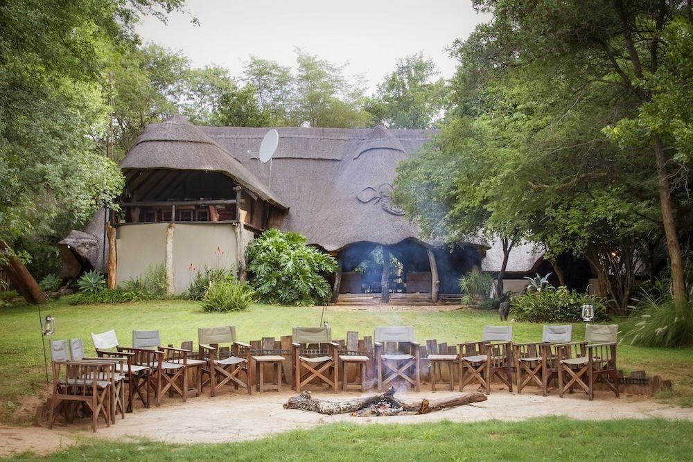 Ivory Lodge Dete Buitenkant foto