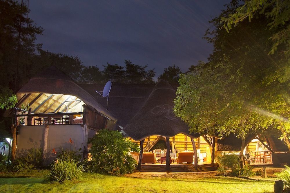 Ivory Lodge Dete Buitenkant foto