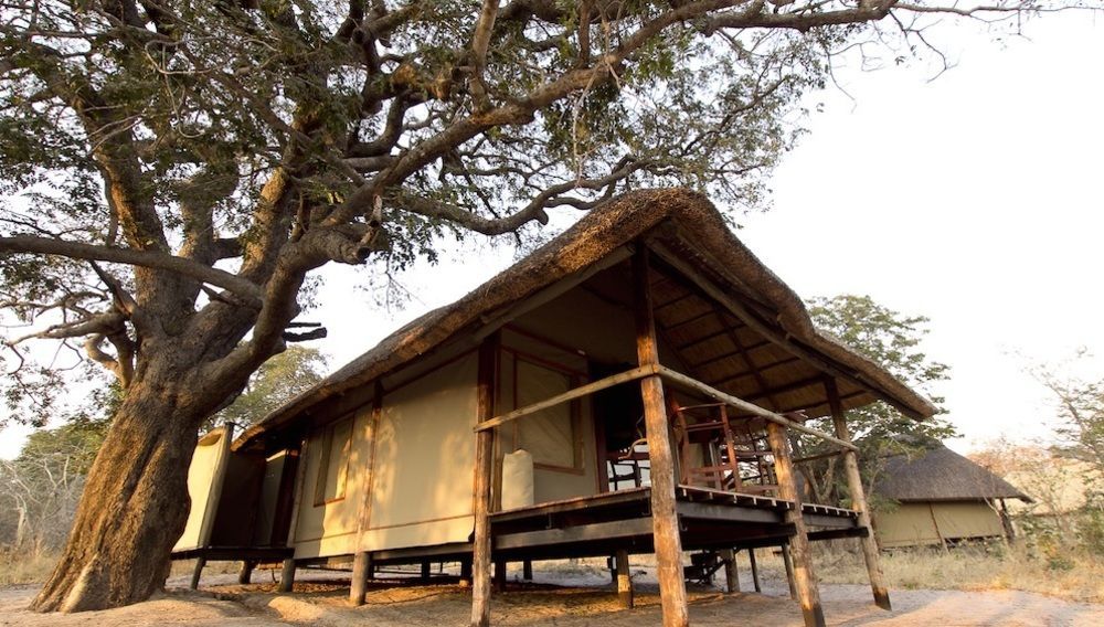 Ivory Lodge Dete Buitenkant foto